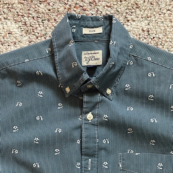 Men’s slim button-down, long sleeve cotton shirt